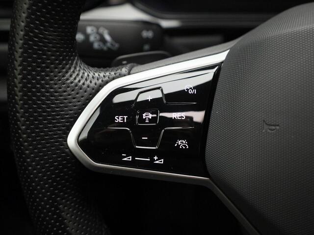 Volkswagen T-Roc 1.5TSI/150PK R-Line Blackstyle DSG · Panoramadak · Camera · Keyless · Stoelverwarming · Apple/Android Car Play · Garantie t/m 02-08-2027 of 100.000km