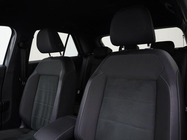 Volkswagen T-Roc 1.5TSI/150PK R-Line DSG · Camera · Apple/Android Car Play · Navigatie · Trekhaak · Apple/Android · Garantie tot februari 2027