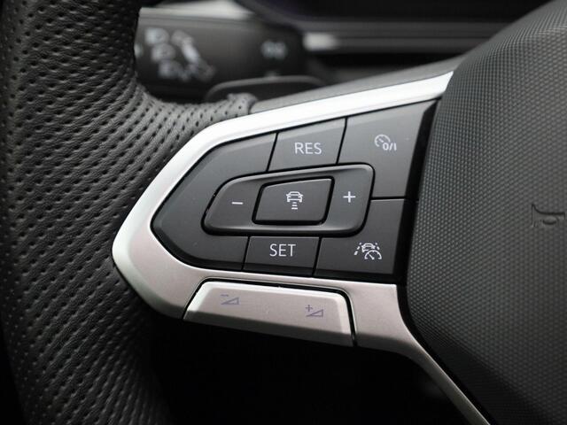 Volkswagen T-Roc 1.5eTsi/150PK R-Line Black Style DSG · Panoramadak · Apple/Android · Camera + Parkeersensoren · Garantie tot december 2026