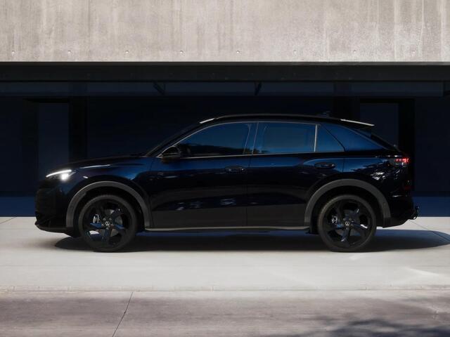 Volkswagen T-Roc R-Line First Edition 1.5 eTSI 110 kW / 150 PK SUV | Interieur Pakket leder 'Varenna' | Black Style Pakket | Panoramaschuif-kanteldak | Trekhaak | Koplampverlichting matrix-led (IQ.LIGHT) | Assistance Pakket | Elek. achterklep