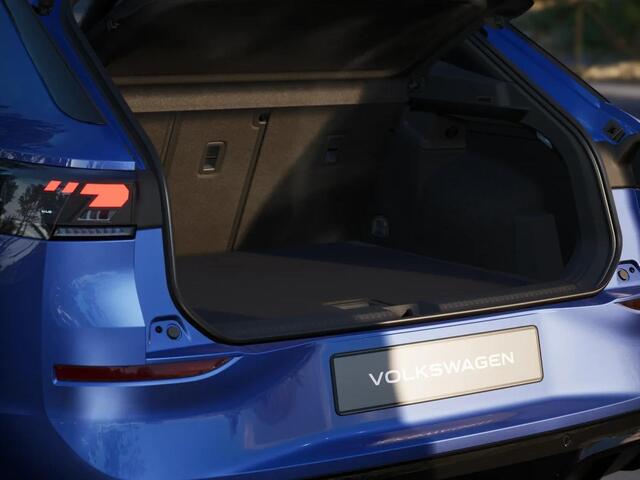 Volkswagen T-Roc R-Line First Edition 1.5 eTSI 110 kW / 150 PK SUV | Panoramaschuif-kanteldak | Assistance Pakket | Trekhaak | Black Style Pakket | Koplampverlichting matrix-led (IQ.LIGHT) | Elek. achterklep | Zwart dak