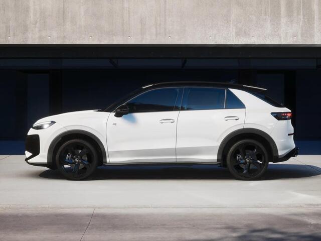 Volkswagen T-Roc R-Line First Edition 1.5 eTSI 110 kW / 150 PK SUV | Panoramaschuif-kanteldak | Assistance Pakket | Trekhaak | Black Style Pakket | Koplampverlichting matrix-led (IQ.LIGHT) | Elek. achterklep | Zwart dak