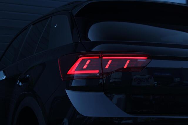 Volkswagen T-Roc 1.0 TSI R-Line Business | Panorama dak | IQ.Light | 19 Inch | R Stoelen