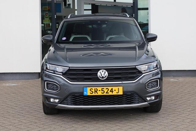Volkswagen T-Roc 1.5 TSI Sport 110KW-150PK, trekhaak, Sportplus pakket, Executive pakket, Winterpakket met stoel verwarming, All season banden, 18 inch Wielen, side steps, Privacy glass