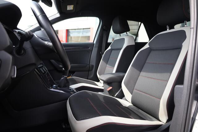 Volkswagen T-Roc 1.5 TSI Sport 110KW-150PK, trekhaak, Sportplus pakket, Executive pakket, Winterpakket met stoel verwarming, All season banden, 18 inch Wielen, side steps, Privacy glass