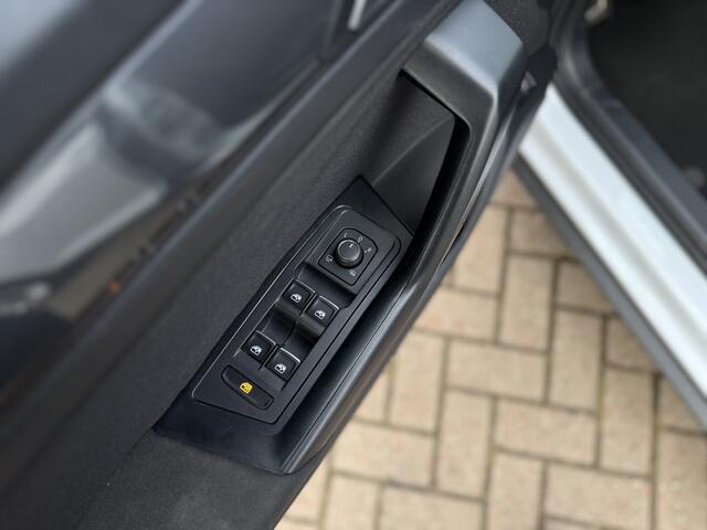 Volkswagen T-Roc 1.5 TSI Sport Automaat!! | Stoel/Stuurverwarming | Navi | Camera | PDC V+A | Led Koplampen | RIJKLAARPRIJS INCL 12 MAANDEN GARANTIE EN BEURT