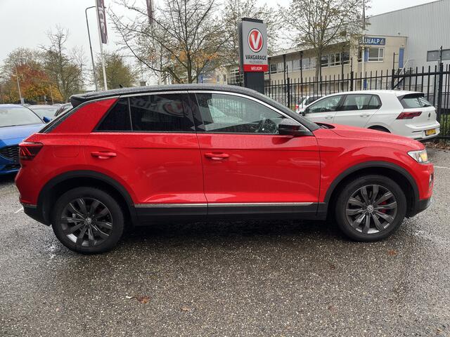 Volkswagen T-Roc 1.0 TSI Sport // ADAPT. CRUISE // DODEHOEK // NAVI // APPLE-ANDROID AUTO // PDC V+A //