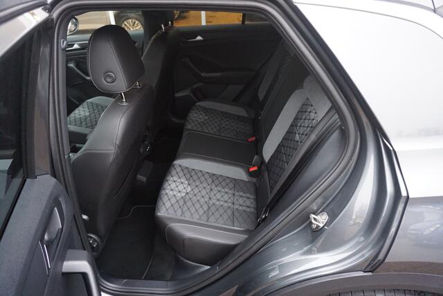 Volkswagen T-Roc 1.5 TSI DSG R-Line PDC | Stoelverw. | Apple Carplay *All in prijs*