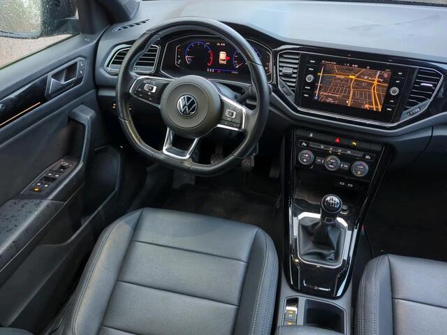 Volkswagen T-Roc 1.5 TSI 150pk Sport / Black Style / LED / Leer / Navigatie / Parkeersensoren V+A / 18" LMV