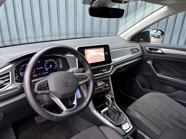 Volkswagen T-Roc 1.5 TSI Life Edition | IQ Light | Navi | Stoelverw. | Trekhaak afnb. | Prijs Rijklaar!!