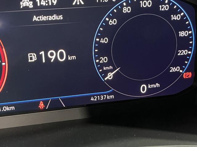 Volkswagen T-Roc 1.5 TSI Sport / AUTOMAAT/ PANO/ PARK. SENSOREN + CAMERA/ RIJ-MODI/ LED/ ADAPT. CRUISE/ 18" LMV/ DIGITAL DASH/ CLIMA/ NAVI/ DAB