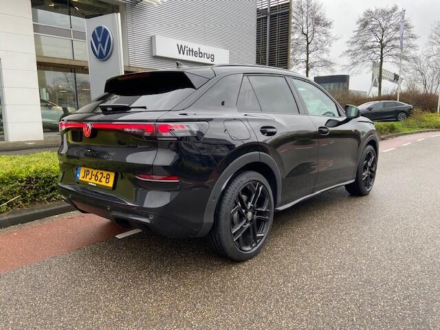 Volkswagen T-Roc 1.5 eTsi R-Line First Edition / Carplay / Navi / IQ Light / 19" LM velgen / R-Line