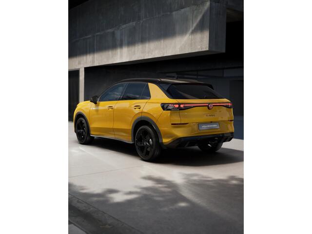 Volkswagen T-Roc R-Line First Edition | 'App-Connect' draadloze smartphone integratie | 30,5 cm display met 2D en 3D weergave | Achterklep, elektrisch, met sensorgestuurde opening (Easy Open)