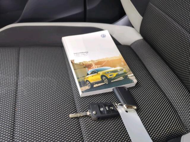 Volkswagen T-Roc 1.5 TSI Sport / AUTOMAAT/ TREKHAAK/ LED/ DIGITAL DASHBOARD/ ADAPT. CRUISE/ NAVI/ CLIMA