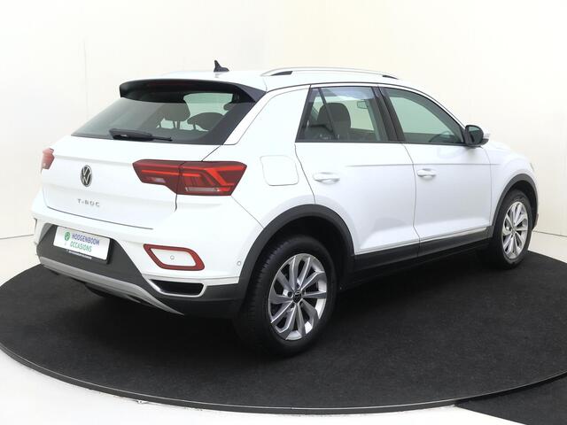Volkswagen T-Roc 1.5 TSI Style | Digital cockpit Pro | Dodehoek detectie | Stoel- en stuurwielverwarming | Achteruitrijcamera | Parkeerassistent | CarPlay | Adaptieve cruise control |