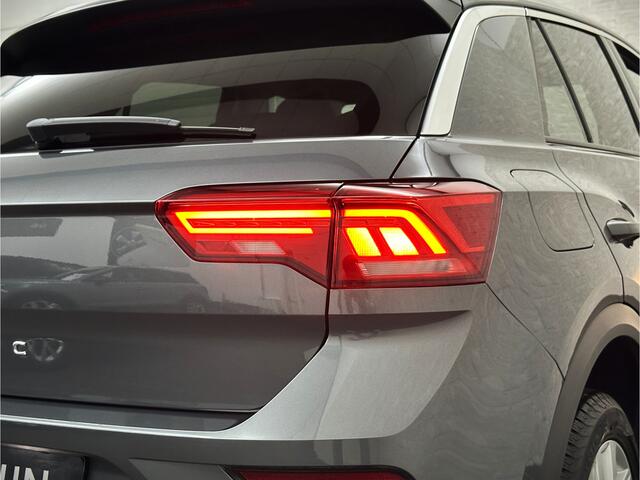 Volkswagen T-Roc 1.5 TSI 150pk DSG | ACC | Origineel NL | BOVAG Garantie | Trekhaak 1500kg | Camera | Lane Assist | Groot Navi | Carplay | Climate Control | Getint Glas | 17'' | Adaptieve Cruise Control | Parkeercamera | Caravantrekker!