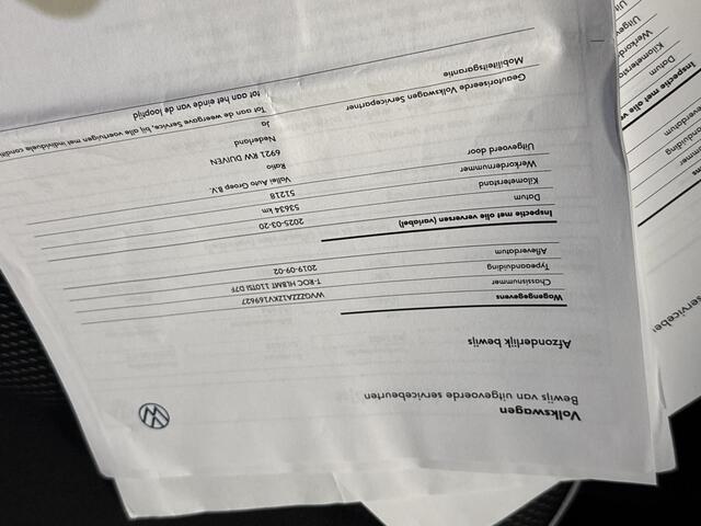 Volkswagen T-Roc 1.5 TSI Sport Business R / All season banden / Achteruitrijcamera / Trekhaak / Stoelverwarming / Climate Control /