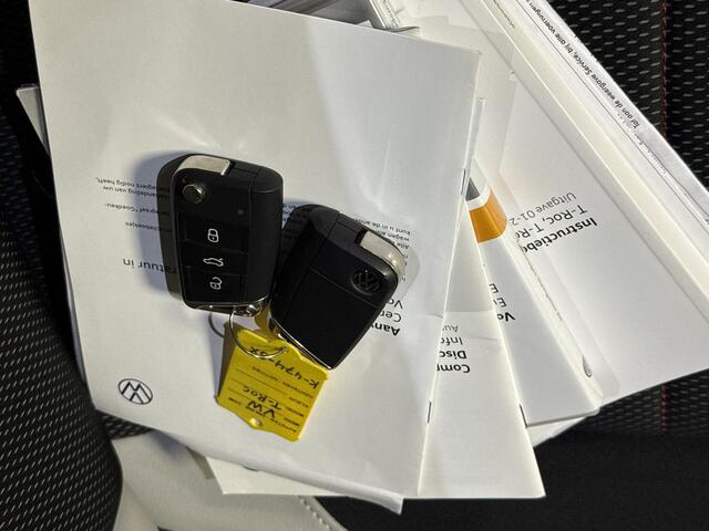 Volkswagen T-Roc 1.5 TSI Sport Business R / All season banden / Achteruitrijcamera / Trekhaak / Stoelverwarming / Climate Control /