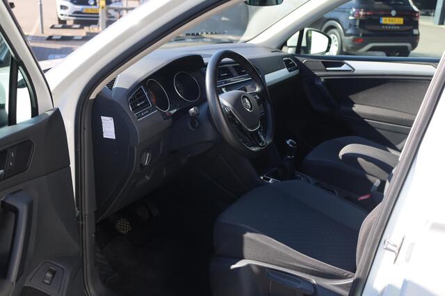 Volkswagen TIGUAN 1.5 TSI Comfortline Business 96KW/130PK, trekhaak, 17 LMV, privacy glas, NL Auto 2e eigenaar door ons nieuw geleverd en onderhouden, elektrische achterklep, achteruitrijcamera, chrome dakrailing + sierlijsten, privacy glas, 3 zone climatronic, navigatie, 