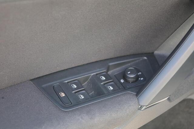 Volkswagen TIGUAN 1.5 TSI Comfortline Business 96KW/130PK, trekhaak, 17 LMV, privacy glas, NL Auto 2e eigenaar door ons nieuw geleverd en onderhouden, elektrische achterklep, achteruitrijcamera, chrome dakrailing + sierlijsten, privacy glas, 3 zone climatronic, navigatie, 