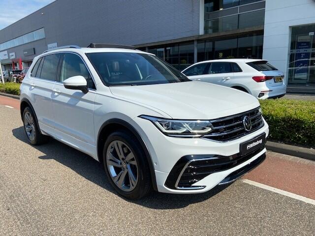 Volkswagen TIGUAN 1.4 TSI eHybrid R-Line Business+ / Panoramadak / 19" LMV / IQ LED Matrix / Navi / Camera / Keyless / Alarm / Stuur en Stoelverwarming / Dode Hoek