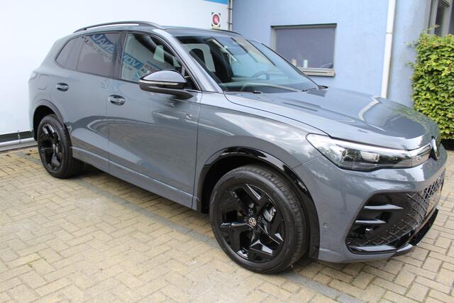 Volkswagen TIGUAN 1.5 eHybrid R-Line Edition Black Style | Head-Up Display | Panoramdak | 360 Camera | 272 PK | Massage Stoelen | IQ.Lights | Elektrische Kofferklep | Stoel/Stuur Verwarming | Draadloze Telefoonlader | Virtual Cockpit | Adaptive Cruise | Naviagtie | Zweerve