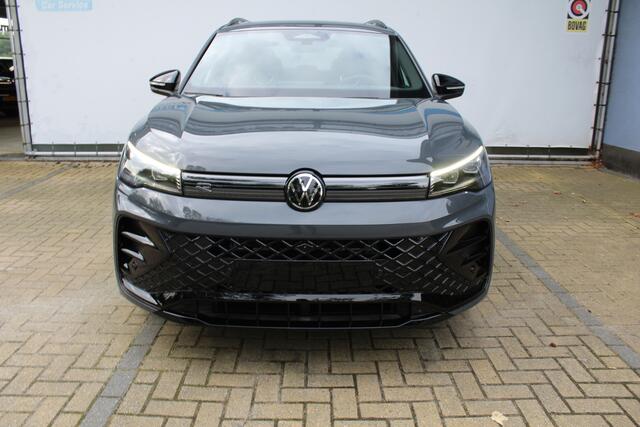 Volkswagen TIGUAN 1.5 eHybrid R-Line Edition Black Style | Head-Up Display | Panoramdak | 360 Camera | 272 PK | Massage Stoelen | IQ.Lights | Elektrische Kofferklep | Stoel/Stuur Verwarming | Draadloze Telefoonlader | Virtual Cockpit | Adaptive Cruise | Naviagtie | Zweerve
