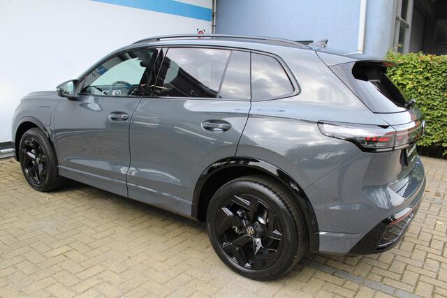 Volkswagen TIGUAN 1.5 eHybrid R-Line Edition Black Style | Head-Up Display | Panoramdak | 360 Camera | 272 PK | Massage Stoelen | IQ.Lights | Elektrische Kofferklep | Stoel/Stuur Verwarming | Draadloze Telefoonlader | Virtual Cockpit | Adaptive Cruise | Naviagtie | Zweerve