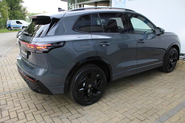 Volkswagen TIGUAN 1.5 eHybrid R-Line Edition Black Style | Head-Up Display | Panoramdak | 360 Camera | 272 PK | Massage Stoelen | IQ.Lights | Elektrische Kofferklep | Stoel/Stuur Verwarming | Draadloze Telefoonlader | Virtual Cockpit | Adaptive Cruise | Naviagtie | Zweerve