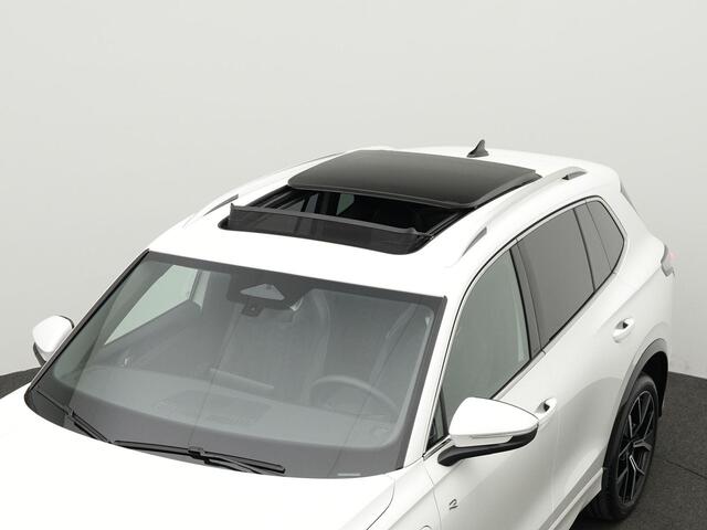 Volkswagen TIGUAN 1.5 eHybrid 272 pk DSG R-Line Edition | Panoramadak | Trekhaak | Adaptief onderstel | Achteruitrijcamera | Massage