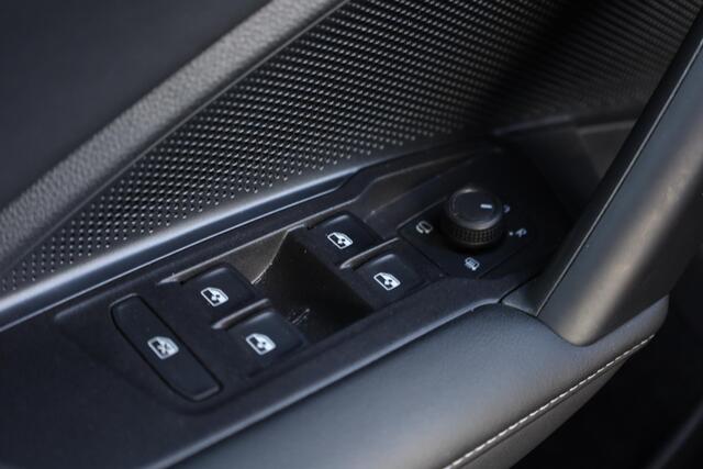 Volkswagen TIGUAN 1.5 eTSI Life Edition NL auto 1e eigenaar, 48 maanden garantie 100.000km , 18" 'Bologna' LMV, wegklapbare trekhaak, comfort pakket, dodehoekdetectie (side assist), elektrische achterklep, navigatie discover media