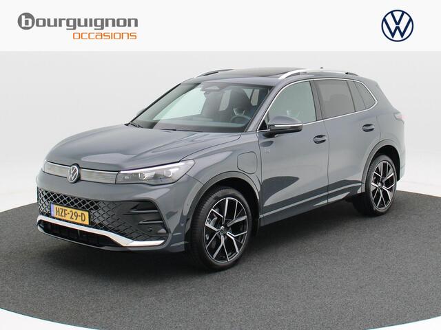 Volkswagen TIGUAN 1.5 eHybrid 272 Pk Automaat R-Line Edition | Panorama Dak | Trekhaak | Massage Stoelen | Camera | Carplay | LED | 20 Inch | 1.274 Km!!