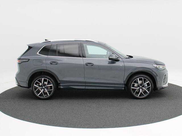 Volkswagen TIGUAN 1.5 eHybrid 272 Pk Automaat R-Line Edition | Panorama Dak | Trekhaak | Massage Stoelen | Camera | Carplay | LED | 20 Inch | 1.274 Km!!