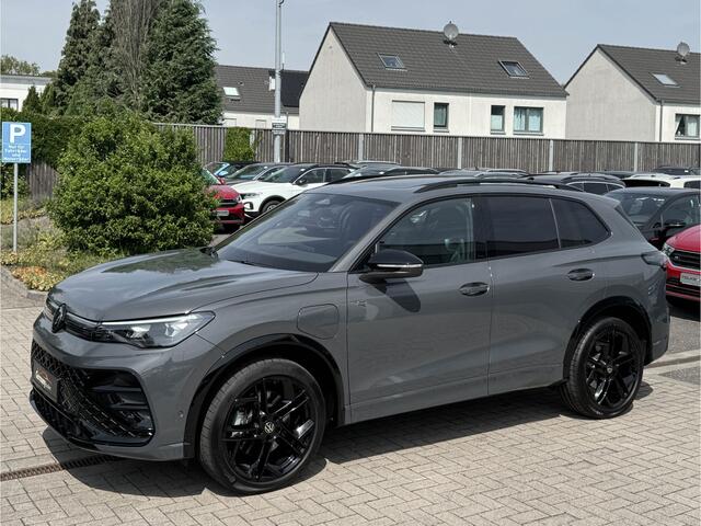 Volkswagen TIGUAN 272pk 1.5 eHybrid R-Line Edition Delphin! Pano 20-Inch Keyless E-Trekh Uitlaatsound VOL!