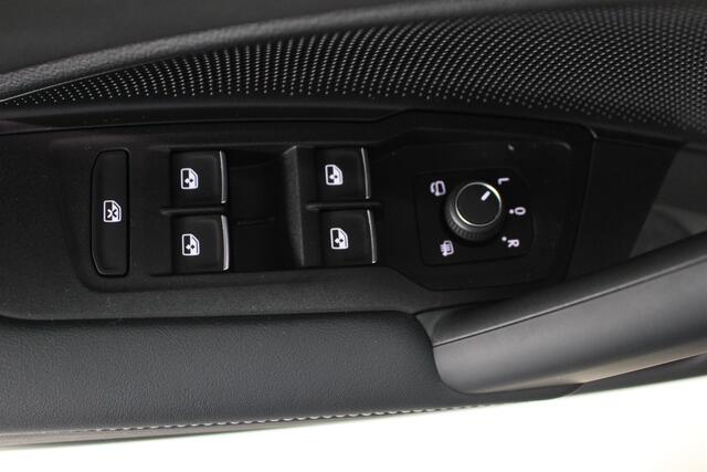 Volkswagen TIGUAN 1.5 eTSI Life Edition DSG Panoramadak | IQ-Light | Navigatie | Trekhaak | Standkachel