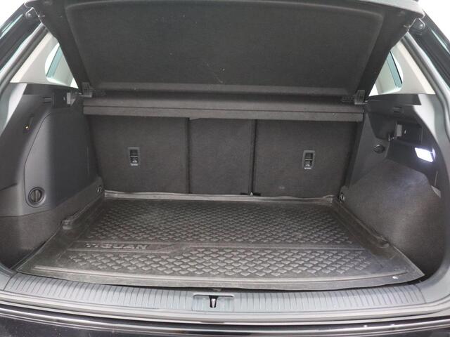 Volkswagen TIGUAN 1.4 TSI eHybrid 245PK DSG matrix led, trekhaak, panoramadak, adaptive cruise, side assist, stuur-stoelverwarming, bestuurdersstoel met massage, virtual pedal, keyless, 18" lichtmetaal