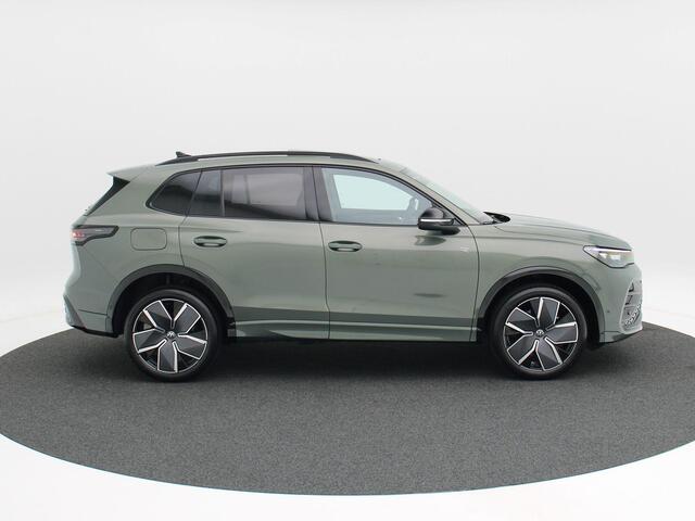 Volkswagen TIGUAN 1.5 eHybrid R-Line Edition 204 PK | Trekhaak | Panoramadak | Adaptieve Cruise Control | Stoel & Stuur Verwarming | Black Style |