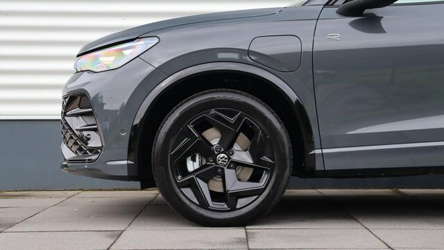 Volkswagen TIGUAN 1.5 eHybrid R-Line Edition | Massage | Panoramadak | Black Style Package | Trekhaak