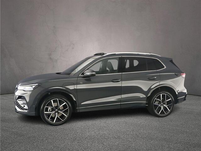 Volkswagen TIGUAN R-Line Edition 1.5 TSI eHybrid 272pk DSG Automaat Trekhaak, Panoramadak, Adaptive cruise control, Achteruitrijcamera, Navigatie, Elektrische achterklep