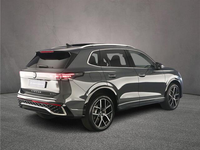 Volkswagen TIGUAN R-Line Edition 1.5 TSI eHybrid 272pk DSG Automaat Trekhaak, Panoramadak, Adaptive cruise control, Achteruitrijcamera, Navigatie, Elektrische achterklep