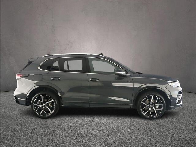 Volkswagen TIGUAN R-Line Edition 1.5 TSI eHybrid 272pk DSG Automaat Trekhaak, Panoramadak, Adaptive cruise control, Achteruitrijcamera, Navigatie, Elektrische achterklep