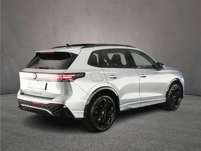 Volkswagen TIGUAN R-Line Edition 1.5 eTSI 150pk DSG Automaat Trekhaak, Panoramadak, Black Style, 360 camera, Adaptive cruise control, Achteruitrijcamera, Elektrische achterklep