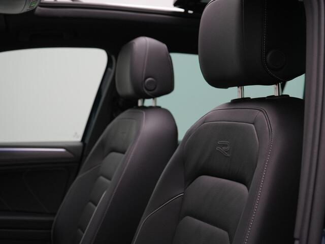Volkswagen TIGUAN 1.4 TSI eHybrid R-Line Business+ | Panoramadak | IQ Light | Trekhaak | Lederen bekleding 'Vienna' | Rondomzicht camera | Park Assist | Side Assist | 19 inch
