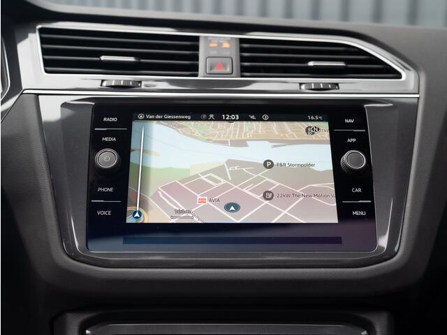 Volkswagen TIGUAN 1.5 TSI R-Line Business+ | Trekhaak wegkl. | Panodak | Head Up | Side Assist | IQ Light | Elk. A-klep | 20'' | Prijs Rijklaar!!