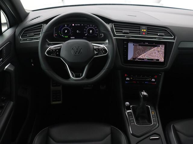 Volkswagen TIGUAN 1.4 TSI eHybrid R-Line | Panoramadak | Leder | Trekhaak | 360 Camera | Sfeerverlichting | Adaptive cruise | 20'' | Carplay | Adaptief onderstel | Matrix LED | Park Assist | PHEV | Plug In