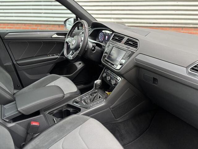 Volkswagen TIGUAN 2.0 TSI 4Motion Highline | VOL | R-Line | Trekhaak | Panorama | HUD | LED | Dealer Onderhouden |