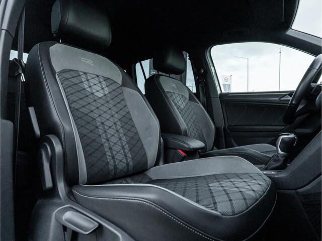 Volkswagen TIGUAN 1.4 TSI eHybrid R-Line Business+ BLACK OPTIC IQ LIGHT CAMERA TREKHAAK 19 INCH APPLE CARPLAY DODEHOEK