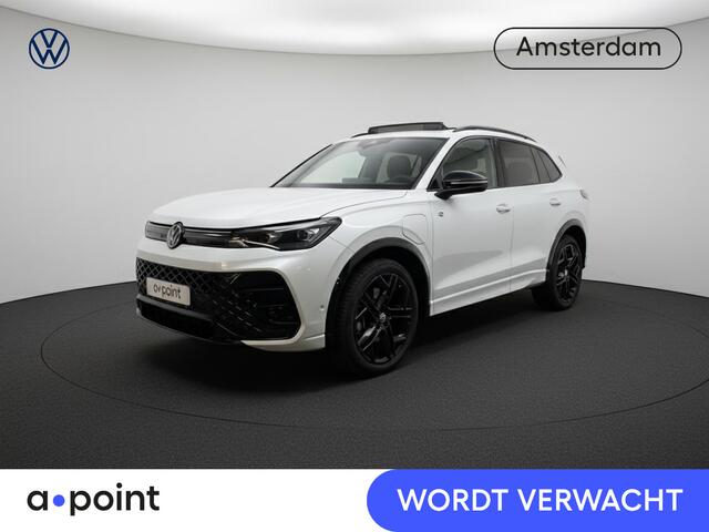 Volkswagen TIGUAN 1.5 eHybrid R-Line Edition 272 pk Automaat (DSG) | Navigatie | Panoramadak | Parkeersensoren (Park assist) | Rondomzichtcamera | Lederen bekleding | Stoelverwarming v/a | Black Style pakket | R-Line |