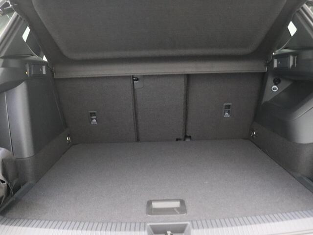 Volkswagen TIGUAN 1.5 eHybrid R-Line Edition Pano-Schuifdak, 20" LM Velgen, Trekhaak, Black Style, Navi via Apple Carplay/Android Auto, Keyless, Side Assist, Achteruitrijcamera