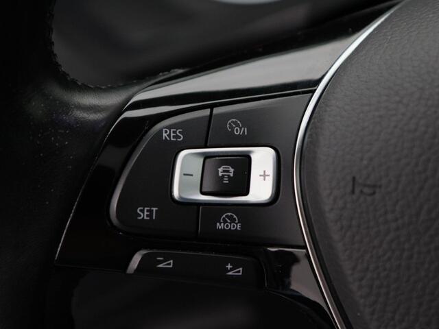 Volkswagen TIGUAN 1.4 TSi 150 Pk ACT Connected Series | Adaptive Cruise | Stoelverwarming | CarPlay | Parkeersensoren | Stoelmassage | Panoramadak | Trekhaak | 62.911 Km!!